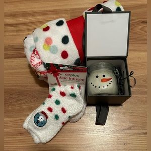 Holiday/Winter bundle featuring throw blanket, socks, snowman candle NWT